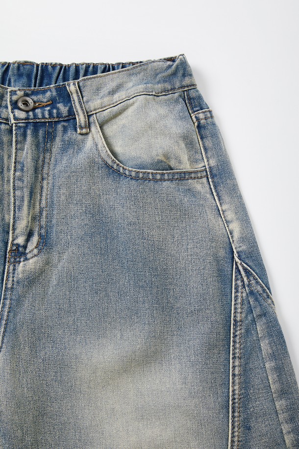 와이드핏 워싱 절개 데님 팬츠 CJN110은 캐주얼, 미니멀, 시크 스타일을 즐기는 분들을 위한 데님 팬츠입니다. 블루와 블랙 두 가지 색상으로 출시되었으며, 일상에서 편안하게 착용하기 좋습니다. 허리 뒷면 밴딩으로 편안한 착용감을 제공하며, 사선 절개 패턴과 은은한 워싱 처리가 돋보입니다. 특히 이중 포켓 디자인으로 실용성을 더했으며, 동네 마실룩이나 쇼핑룩에 잘 어울리는 아이템입니다.
