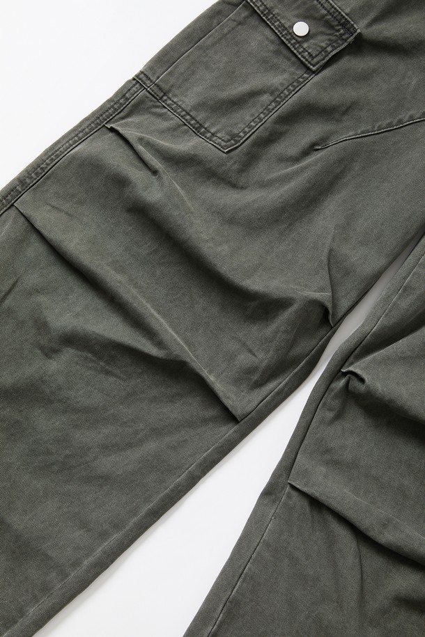 루즈핏 워싱 카고 밴딩 팬츠 CPT154는 캐주얼, 밀리터리 스타일을 즐기는 남성을 위한 반바지입니다. 봄, 여름, 가을 계절에 적합하며, 여행룩, 캠핑룩, 미니멀, 워크웨어 스타일 연출에 활용할 수 있습니다. 카키, 올리브 두 가지 색상으로 출시되었으며, 얇은 두께의 면 소재로 제작되어 편안한 착용감을 제공합니다. 워싱 가공, 카고 포켓, 드로우스트링 디테일이 돋보이는 루즈핏 반바지로, 일상 또는 캐주얼한 활동에 활용하기 좋습니다. 밴딩 처리로 편안함을 더했습니다.
