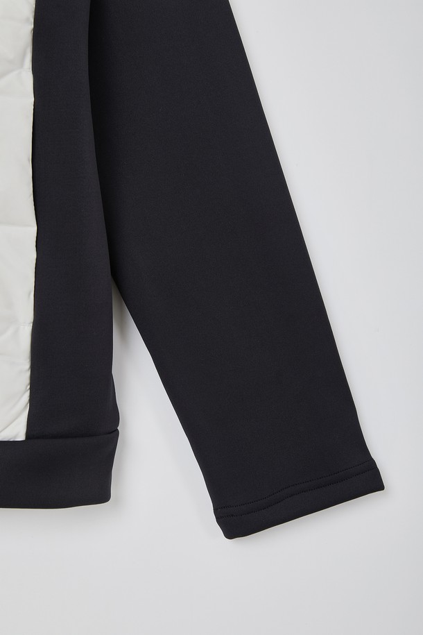 스포츠 네오프렌 다운 퀼팅 점퍼 CJP144는 겨울철 스포츠 활동과 일상에서 모두 활용 가능한 공용 아우터입니다. 보온성이 뛰어난 다운 충전재와 두꺼운 네오프렌 소재를 사용하여 추운 날씨에도 따뜻함을 유지해 줍니다. 스포티한 무드를 연출하는 크롭 기장의 레귤러핏 디자인으로, 등산, 러닝, 피트니스 등 다양한 TPO에 적합합니다. 화이트와 블랙 두 가지 색상으로 출시되어 미니멀하고 캐주얼한 스타일을 완성할 수 있습니다. 집업 스타일의 퀼팅 점퍼로 활동성을 높였습니다.
