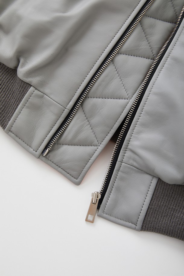 슬리브 포켓 양가죽 항공점퍼 CLJP120은 부드러운 양가죽 소재의 두꺼운 두께감으로 제작되어 봄, 가을 시즌에 착용하기 좋습니다. 캐주얼, 스포티, 미니멀 스타일을 원하는 분들께 추천하며, 여행룩이나 캠핑룩에도 잘 어울립니다. 그레이 컬러의 무지 디자인에 긴 소매와 소매 포켓 디테일이 돋보이며, 집업 스타일로 편안하게 착용할 수 있습니다. 안감은 오렌지 컬러로 포인트를 주어 세련된 느낌을 더했습니다. 레귤러핏으로 제작되어 편안한 착용감을 제공합니다.
