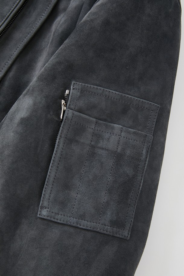 고트 스웨이드 퀼팅 블루종 점퍼 CLJP121은 부드러운 촉감의 고트 스웨이드 소재로 제작되어 가을과 겨울에 따뜻하게 착용할 수 있는 아우터입니다. 캐주얼 스타일의 무지 디자인에 퀼팅 디테일과 립(Rib) 디테일로 포인트를 주었습니다. 레귤러핏으로 제작되었으며, 집업 여밈 방식으로 편안하게 착용 가능합니다. 크롭 기장의 긴소매 디자인으로 다양한 스타일 연출에 활용할 수 있습니다. 그레이 컬러로 출시되었습니다.
