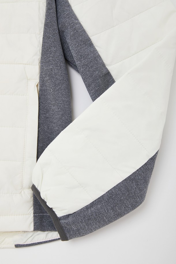 사이드 스판 경량 패딩 점퍼 CJP151는 겨울철 출근룩을 위한 캐주얼, 스포티, 미니멀 스타일의 필수 아이템입니다. 화이트와 그레이 두 가지 색상으로 출시되어 어떤 옷에도 쉽게 매치할 수 있습니다. 얇은 두께감의 경량 패딩으로, 나일론과 폴리에스테르 혼방 소재로 제작되어 부드러운 촉감과 뛰어난 신축성을 자랑합니다. 무지 디자인에 사이드 배색 디테일이 돋보이며, 레귤러핏과 집업 스타일로 편안한 착용감을 선사합니다. 긴 소매 기장의 이 패딩 점퍼는 일상생활에서 폭넓게 활용할 수 있습니다.
