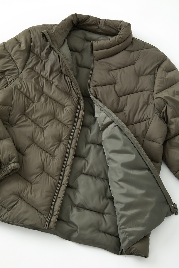 **경량 사선 누빔 패딩 점퍼 CJP155**는 가볍고 따뜻한 겨울철 필수 아우터입니다. 캐주얼하고 베이직한 스타일로, 어떤 룩에도 쉽게 매치할 수 있습니다. 숏 기장의 레귤러핏으로 활동성을 높였으며, 경량 소재와 사선 퀄팅 디자인을 더해 세련된 느낌을 줍니다. 부드러운 촉감의 나일론과 폴리에스테르 혼방 소재로 제작되어 편안한 착용감을 선사합니다. 카키와 올리브 두 가지 색상으로 출시되어, 취향에 맞게 선택할 수 있습니다.
