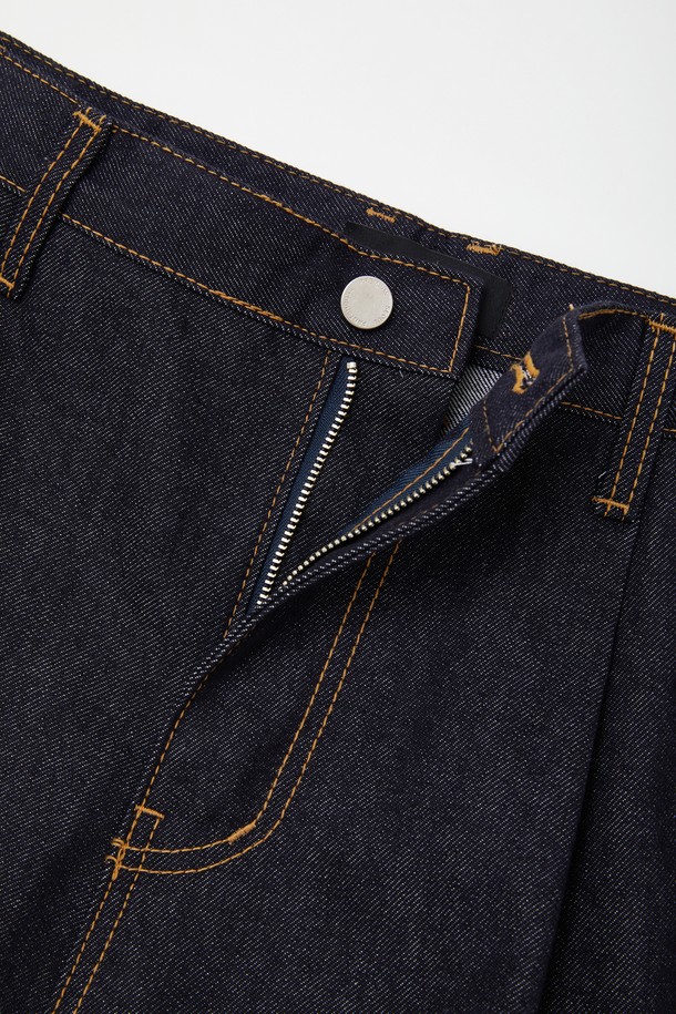 네이비 컬러의 원턱 루즈핏 데님 팬츠 CJN111입니다. 캐주얼하고 미니멀한 스타일 연출에 적합하며, 봄, 가을에 입기 좋은 두꺼운 두께감의 긴 기장 데님 팬츠입니다. 뻣뻣한 촉감의 데님 소재로 제작되었으며, 넉넉한 루즈핏으로 편안한 착용감을 선사합니다. 무지 디자인에 원턱 디테일이 더해져, 심플하면서도 스타일리시한 매력을 더했습니다. 일상복으로 활용하기 좋은 남성용 데님 팬츠입니다.
