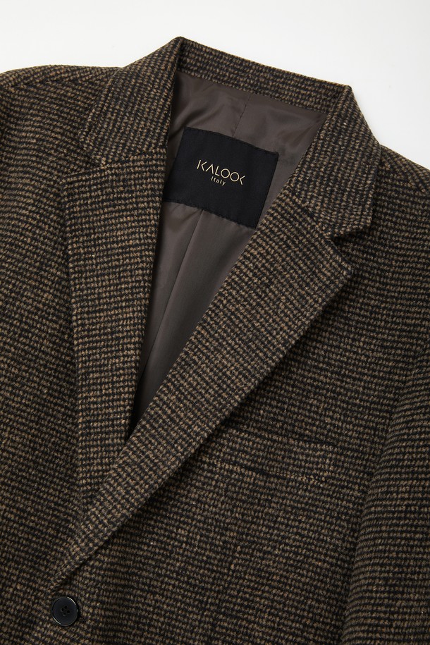 모던한 감각을 더한 울 모눈 체크 버튼 재킷 CJK119입니다. 블랙브라운 컬러의 모눈 체크 패턴이 세련된 느낌을 주며, 울과 폴리에스터 혼방 소재로 제작되어 봄, 여름, 가을, 겨울 사계절 모두 활용 가능합니다. 베이직 핏에 전체 안감 처리로 편안한 착용감을 선사하며, 버튼 여밈 방식으로 클래식하고 미니멀한 스타일을 연출합니다. 출근룩, 비즈니스 캐주얼, 모임룩 등 다양한 TPO에 활용하여 시크한 매력을 뽐낼 수 있습니다.
