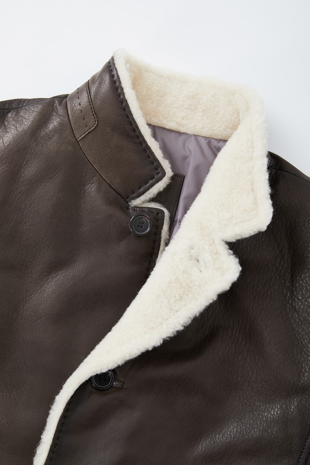 부드러운 양가죽 소재의 브라운 컬러 구스다운 재킷 CLJP127입니다. 겨울철 일상과 출근룩, 모임룩에 모두 잘 어울리는 클래식하고 미니멀한 스타일을 연출할 수 있습니다. 레귤러핏에 버튼 여밈 방식으로, 따뜻한 퍼 안감과 포켓 디테일이 돋보입니다. 두꺼운 두께감으로 뛰어난 보온성을 제공하며, 긴 소매 기장으로 안정적인 착용감을 선사합니다. 무지 디자인으로 어떤 옷에도 매치하기 용이합니다.
