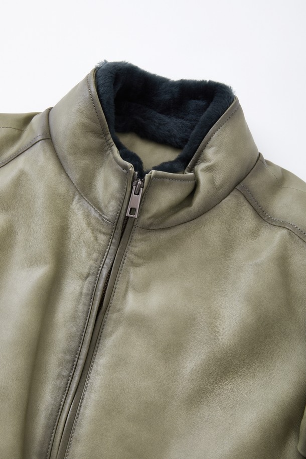 램스킨 라인 워싱 구스다운 점퍼 CLJP128은 남성용 구스다운 점퍼입니다. 부드러운 램스킨 소재에 워싱 처리하여 자연스러운 멋을 더했으며, 겨울철 캐주얼 스타일을 완성합니다. 톤 다운된 카키 컬러와 레귤러핏 디자인으로 어떤 옷에도 쉽게 매치할 수 있습니다. 출근룩과 여행룩에 모두 활용 가능하며, 미니멀, 클래식 스타일을 선호하는 분들께 추천합니다. 
