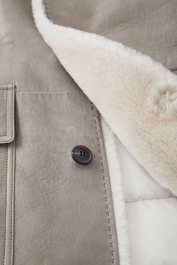 부드러운 양가죽 소재의 남성용 구스다운 재킷입니다. 클래식하고 베이직한 스타일로, 겨울철 일상에서 따뜻하게 착용하기 좋습니다. 베이지 컬러에 레귤러 핏으로 제작되었으며, 넉넉한 빅포켓 디테일이 돋보입니다. 버튼 여밈 방식으로 간편하게 착용할 수 있으며, 긴 소매 기장과 두꺼운 두께감으로 보온성을 높였습니다. 
