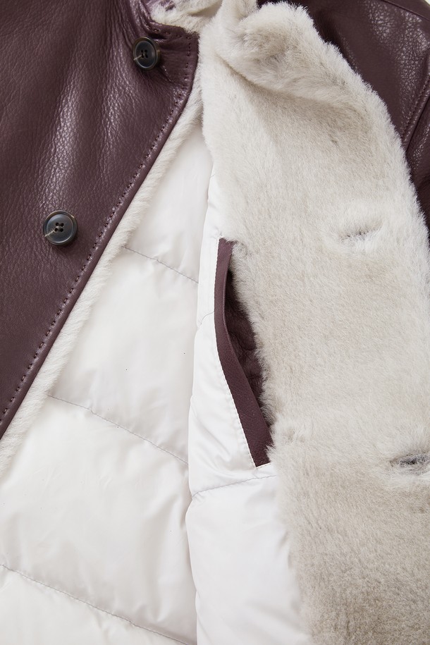 부드러운 양가죽 소재의 남성용 구스다운 재킷입니다. 클래식하고 미니멀한 스타일로, 겨울철 출근룩에 적합합니다. 넉넉한 빅포켓 디자인이 특징이며, 레귤러핏으로 편안한 착용감을 선사합니다. 브라운 컬러의 무지 디자인으로 어떤 옷에도 쉽게 매치할 수 있습니다. 두꺼운 두께감으로 뛰어난 보온성을 제공합니다.
