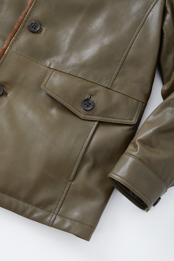 코팅 램스킨 미들넥 구스다운 재킷 CLJP126은 남성용 겨울 아우터로, 클래식한 스타일을 연출합니다. 램스킨 소재에 구스다운 충전재를 사용하여 부드러운 촉감과 뛰어난 보온성을 제공합니다. 미디엄 기장의 카키색 무지 디자인으로, 출근룩이나 데이트룩 등 다양한 TPO에 활용 가능합니다. 버튼 여밈 방식과 레귤러핏으로 편안한 착용감을 선사하며, 시크하고 미니멀한 스타일을 완성합니다. 긴 소매와 코팅 처리된 디자인이 특징이며, 두꺼운 두께감으로 따뜻하게 착용할 수 있습니다.
