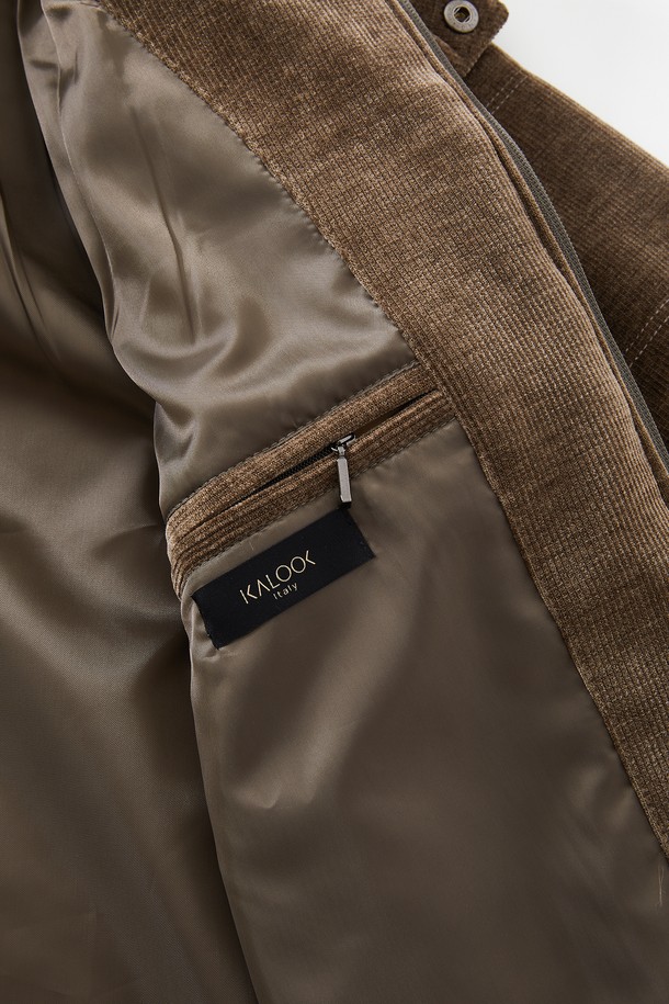 **코듀로이 패딩 후드 탈부착 점퍼 CJP134**는 부드러운 코듀로이 소재로 제작되어 포근한 촉감을 선사하는 남성용 겨울 점퍼입니다. 캐주얼, 클래식, 미니멀 스타일을 모두 아우르는 디자인으로, 일상 및 출근룩에 활용하기 좋습니다. 넉넉한 두께감과 레귤러 핏으로 편안한 착용감을 제공하며, 후드는 탈부착이 가능하여 다양한 연출이 가능합니다. 브라운 컬러의 무지 디자인으로 어떤 옷에도 쉽게 매치할 수 있는 활용도 높은 아이템입니다. 집업 스타일로 간편하게 입고 벗을 수 있습니다.
