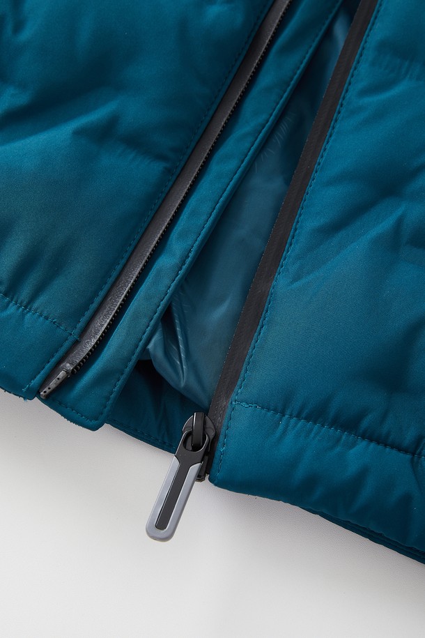 방풍 퀼팅 미들넥 다운 점퍼 CJP152는 겨울철 추위로부터 당신을 보호해 줄 베이직 스타일의 다운 점퍼입니다. 넉넉한 두께감과 부드러운 촉감의 나일론 소재로 제작되어 편안한 착용감을 선사합니다. 미들넥 디자인과 퀼팅 디테일이 특징이며, 톤온톤 블루 컬러가 어떤 옷에도 잘 어울립니다. 일상, 출근, 여행 등 다양한 TPO에 활용 가능하며, 캐주얼, 미니멀, 클래식 스타일을 즐겨 입는 분들께 추천합니다. 특히 방풍 기능과 뛰어난 보온성으로 한겨울에도 따뜻하게 입을 수 있습니다.
