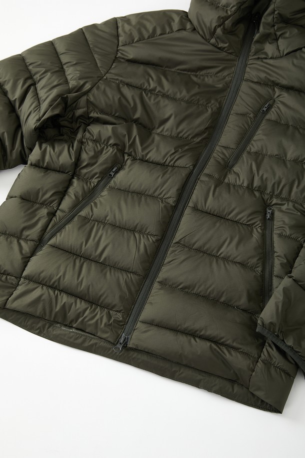 데일리앤스포츠 후드 패딩 점퍼 CJP156는 겨울철 캐주얼 및 스포티 스타일을 연출하기에 좋은 아이템입니다. 부드러운 촉감의 나일론과 폴리에스터 혼방 소재로 제작되어 보온성과 방풍 기능을 제공하며, 두꺼운 두께감으로 추운 날씨에도 따뜻하게 착용할 수 있습니다. 카키 및 올리브 컬러의 무지 디자인에 레귤러핏으로 제작되어 편안한 착용감을 선사합니다. 집업 스타일의 긴 소매 후드 패딩 점퍼로, 캠핑룩을 포함한 다양한 일상 및 캐주얼 코디에 활용하기 좋습니다. 퀼팅 디테일이 돋보이는 디자인으로, 미니멀한 스타일을 선호하는 분들께 추천합니다.
