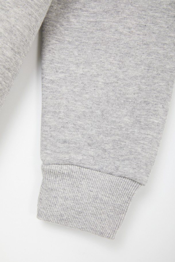 베이직 코튼 기모 후드 집업 CTEE129는 일상에서 편안하게 착용하기 좋은 공용 후드 집업입니다. 부드러운 촉감의 면 소재에 기모 안감을 더해 가을, 겨울철 따뜻하게 입을 수 있습니다. 무지 디자인과 레귤러핏으로 캐주얼, 미니멀, 클래식 스타일을 연출하기 좋으며, 캠핑룩 또는 집콕룩으로 활용하기에도 좋습니다. 그레이 컬러의 긴소매 집업 스타일로, 어떤 옷에도 쉽게 매치할 수 있는 활용도 높은 아이템입니다.
