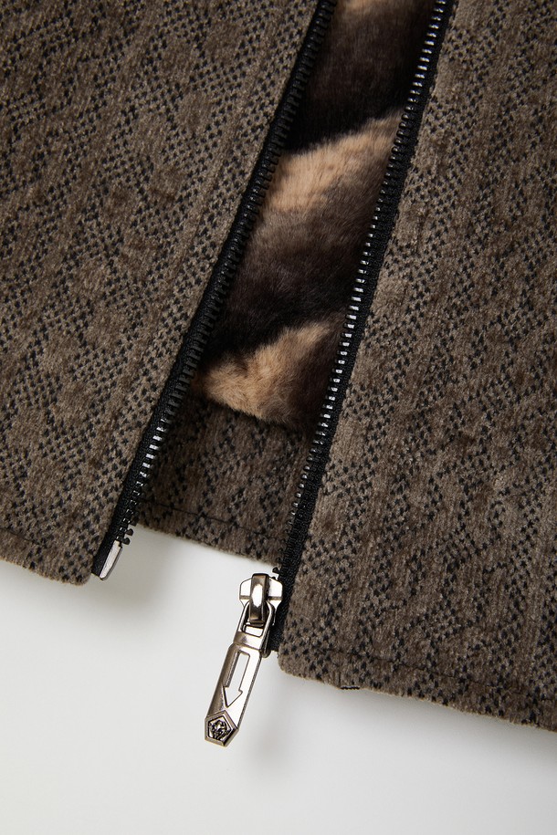 자카드 보아털 블루종 점퍼 CJP153는 캐주얼 스타일의 아우터입니다. 블랙브라운 컬러의 자카드 패턴이 돋보이며, 봄, 여름, 가을, 겨울 사계절 모두 착용 가능합니다. 집업 스타일로 간편하게 입고 벗을 수 있으며, 슬림, 베이직핏, 오버핏 등 다양한 핏으로 연출할 수 있습니다. 부드러운 보아털 촉감의 폴리에스터 소재로 제작되었으며, 안감은 전체 폴리에스터 100%로 마감되어 있습니다. 여행룩, 캠핑룩, 집콕룩 등 TPO에 맞춰 미니멀하고 고프코어 스타일을 연출해보세요.
