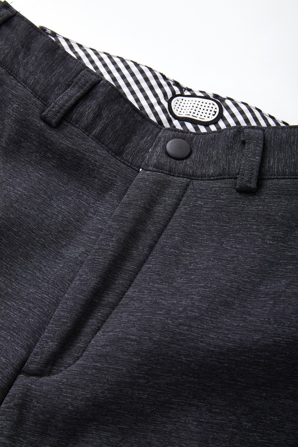 데일리앤 오피스 웜 밴딩 기모 팬츠 CPT175는 차콜과 네이비 두 가지 색상으로 출시되었습니다. 폴리에스터와 폴리우레탄 혼방 소재로 제작되어 부드러운 촉감과 뛰어난 보온성을 자랑하며, 한겨울에도 따뜻하게 착용할 수 있습니다. 레귤러핏으로 제작되어 편안한 착용감을 제공하며, 밴딩 허리 디자인으로 활동성을 높였습니다. 사선 포켓 디테일이 돋보이는 이 슬랙스는 캐주얼룩과 출근룩 모두 소화 가능한 활용도 높은 아이템입니다. 무지 디자인으로 어떤 상의에도 잘 어울려 데일리 오피스룩을 완성해 보세요.
