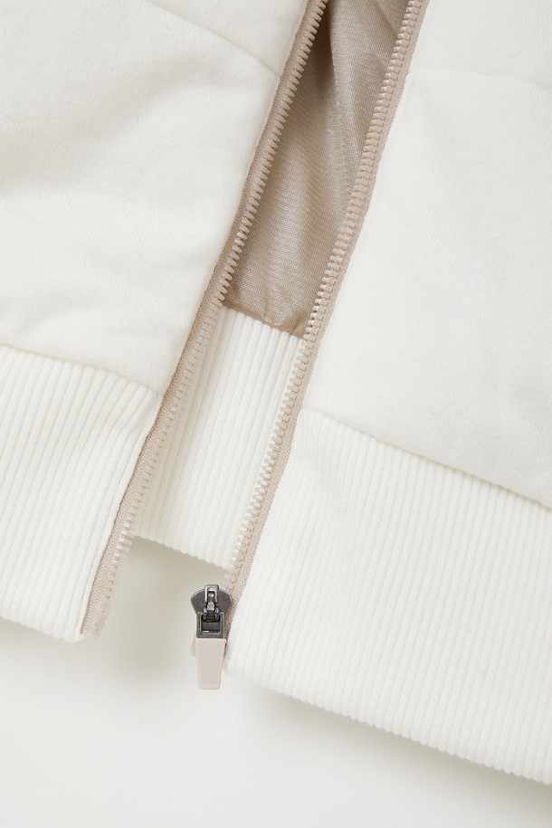 여성 방풍 후드 패딩 점퍼 CJP157은 가을, 겨울 시즌에 골프 및 일상에서 활용하기 좋은 베이직 스타일의 패딩 점퍼입니다. 아이보리와 차콜 두 가지 색상으로 출시되었으며, 숏 기장에 집업 여밈 방식으로 편안하게 착용할 수 있습니다. 비스코스, 폴리에스터, 나일론 혼방 소재로 제작되어 두꺼운 두께감과 뛰어난 보온성을 자랑하며, 방풍 기능으로 추운 날씨에도 따뜻함을 유지해줍니다. 베이직핏 디자인에 무지 패턴으로 미니멀하고 캐주얼한 스타일을 연출할 수 있으며, 긴 소매와 후드 타입으로 활동성을 더했습니다. 내부는 폴리에스터 안감으로 마감되어 부드러운 촉감을 선사합니다.
