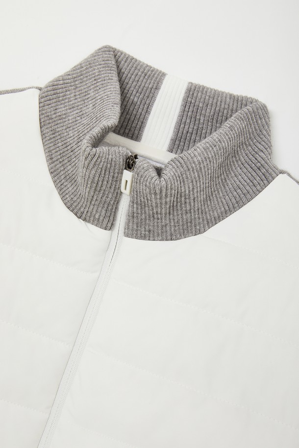 여성 방풍 미들넥 패딩 점퍼 CJP158는 베이직한 스타일의 아우터입니다. 봄, 여름, 가을, 겨울 사계절 모두 착용 가능하며, 무지 디자인으로 미니멀, 캐주얼, 클래식 등 다양한 스타일을 연출할 수 있습니다. 넉넉한 오버핏 또는 베이직핏으로 편안하게 착용 가능하며,  미들넥 디자인과 집업 여밈 방식으로 보온성을 높였습니다.  블랙, 아이보리 두 가지 색상으로 출시되었으며,  폴리에스터, 비스코스, 나일론 혼방 소재에 전체 안감 처리되어 방풍 기능을 제공합니다.  두꺼운 두께감과 긴 소매 기장으로 따뜻함을 더했습니다.
