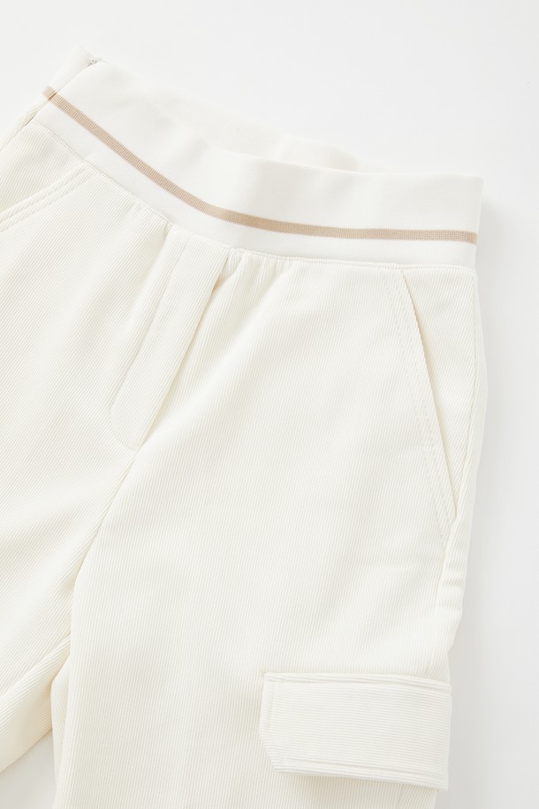 여성 밴딩 코듀로이 기모 팬츠 CPT178는 캐주얼, 클래식, 미니멀 스타일을 모두 아우르는 일자핏 팬츠입니다. 아이보리, 네이비 두 가지 색상으로 출시되어 데일리룩은 물론 골프웨어로도 활용 가능하며, 사계절 내내 착용할 수 있습니다. 부드러운 코듀로이 소재에 기모 안감을 더해 보온성을 높였으며, 밴딩 허리와 카고 포켓, 사선 주머니 디자인으로 기능성과 디자인을 동시에 잡았습니다. 두꺼운 두께감으로 겨울철에도 따뜻하게 착용할 수 있는 실용적인 아이템입니다.
