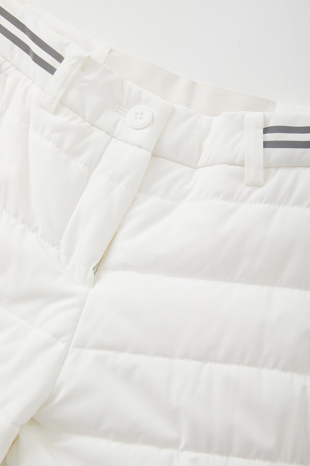 여성 일자핏 밴딩 패딩 팬츠 CPT177은 한겨울에도 따뜻하게 착용 가능한 패딩 팬츠입니다. 아이보리와 블랙 두 가지 색상으로 출시되었으며, 데일리룩과 스포티룩 모두 소화 가능한 활용도 높은 아이템입니다. 가볍고 따뜻한 폴리에스터 소재에 허리 밴딩 처리로 편안한 착용감을 선사합니다. 하단 지퍼 포켓 디테일이 기능성과 디자인을 동시에 만족시키며, 일자핏으로 다리가 길어 보이는 효과를 줍니다. 스포티한 스타일을 즐기는 여성분들께 추천합니다.
