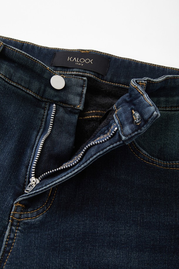 울트라웜 융기모 스판 데님 팬츠 CJN115는 겨울철 추위에도 끄떡없는 보온성을 제공하는 남녀 공용 데님 팬츠입니다. 다크 블루 컬러의 일자핏 디자인으로 캐주얼하고 베이직한 스타일을 연출하며, 부드러운 촉감의 융기모 안감으로 편안한 착용감을 선사합니다. 데님, 면, 폴리우레탄 혼방 소재에 신축성을 더해 활동성을 높였으며, 두꺼운 두께감으로 따뜻함을 유지해줍니다. 무지 패턴과 워싱 디테일이 돋보이는 이 데님 팬츠는 일상생활에서 폭넓게 활용할 수 있습니다.
