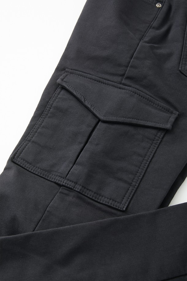 기모 스판 카고 팬츠 CPT176은 남성용으로, 가을과 겨울에 따뜻하게 입을 수 있는 긴 기장의 바지입니다. 차콜과 블랙 두 가지 색상으로 제공되며, 캐주얼, 워크웨어, 미니멀 스타일을 추구하는 분들께 적합합니다. 면, 폴리우레탄, 스판덱스, 기모 소재로 제작되어 신축성이 뛰어나고 보온성이 우수하며, 레귤러핏과 일자핏으로 편안한 착용감을 선사합니다. 플랩 카고 포켓과 리벳 서브 포켓 디테일이 돋보이며, 출근룩과 캠핑룩 등 다양한 TPO에 활용 가능합니다.
