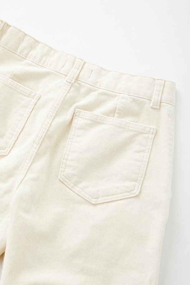 가을, 겨울 시즌에 안성맞춤인 밴딩 스판 경량 코듀로이 팬츠 CPT180입니다. 부드러운 촉감의 면, 폴리우레탄, 코듀로이 혼방 소재로 제작되어 편안한 착용감을 선사합니다. 허리 속 밴딩 디테일과 신축성 있는 소재로 활동성을 높였으며, 레귤러핏과 일자핏으로 베이직하고 캐주얼한 스타일을 연출합니다. 출근룩은 물론, 일상에서도 활용하기 좋은 아이템으로, 블랙, 카키, 모카, 크림 4가지 색상으로 만나보세요. 무지 디자인으로 어떤 상의와도 잘 어울려 미니멀하고 클래식한 스타일을 완성합니다.
