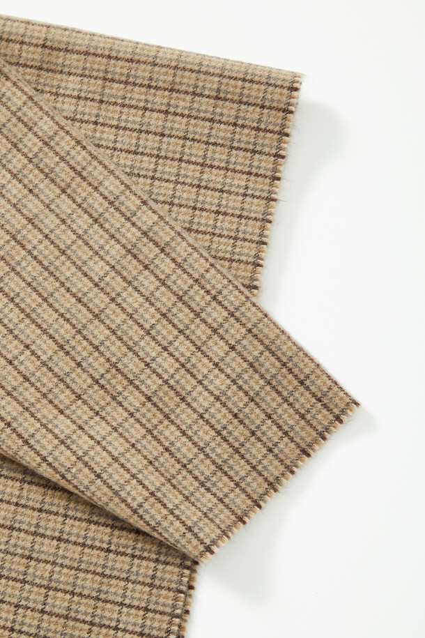 클래식 테슬 울 체크 머플러 CMU101은 겨울철 포근함과 스타일을 동시에 선사하는 머플러입니다. 베이지, 카키브라운, 딥베이지 3가지 색상으로 출시되어, 출근룩과 모임룩에 모두 잘 어울립니다. 아크릴과 울 소재 혼방으로 제작되어 부드러운 촉감과 뛰어난 보온성을 자랑하며, 두꺼운 두께감으로 따뜻하게 착용할 수 있습니다. 클래식한 체크 패턴과 테슬 디자인이 더해져 미니멀, 캐주얼 스타일에도 포인트 아이템으로 활용하기 좋습니다.
