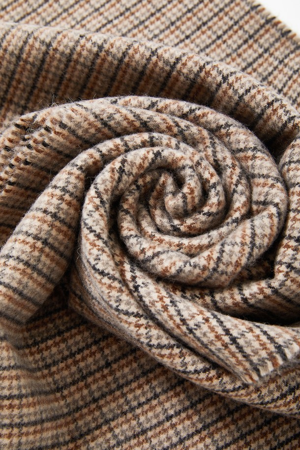 클래식 테슬 울 체크 머플러 CMU101은 베이지, 카키브라운, 딥베이지 3가지 색상으로 출시되어, 어떤 스타일에도 부드럽게 매치됩니다. 아크릴과 울 혼방 소재로 제작되어 부드러운 촉감과 뛰어난 보온성을 자랑하며, 봄, 가을, 겨울 세 계절 모두 활용 가능합니다. 체크 패턴과 테슬 디자인이 클래식하면서도 캐주얼한 무드를 선사하여, 출근룩이나 모임룩에 포인트를 더합니다. 데일리 머플러로 활용하여 스타일리시함과 따뜻함을 동시에 느껴보세요.
