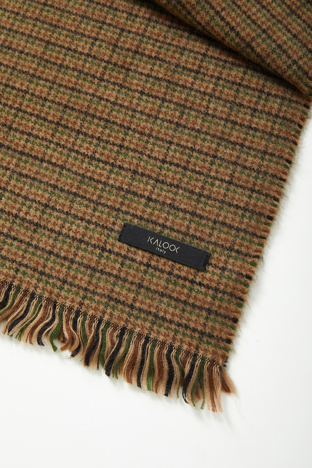 클래식 테슬 울 체크 머플러 CMU101은 베이지, 카키브라운, 딥베이지 3가지 색상으로 제공되는 공용 머플러입니다. 아크릴과 울 혼방 소재로 제작되어 봄, 가을, 겨울 모두 따뜻하게 착용할 수 있습니다. 클래식한 체크 패턴과 태슬 디테일이 돋보이며, 출근룩과 모임룩에 포인트를 더하기 좋습니다. 미니멀, 캐주얼 스타일에도 잘 어울려 다양한 코디에 활용 가능한 머플러입니다. 부드러운 촉감과 은은한 색감으로 고급스러운 분위기를 연출합니다.
