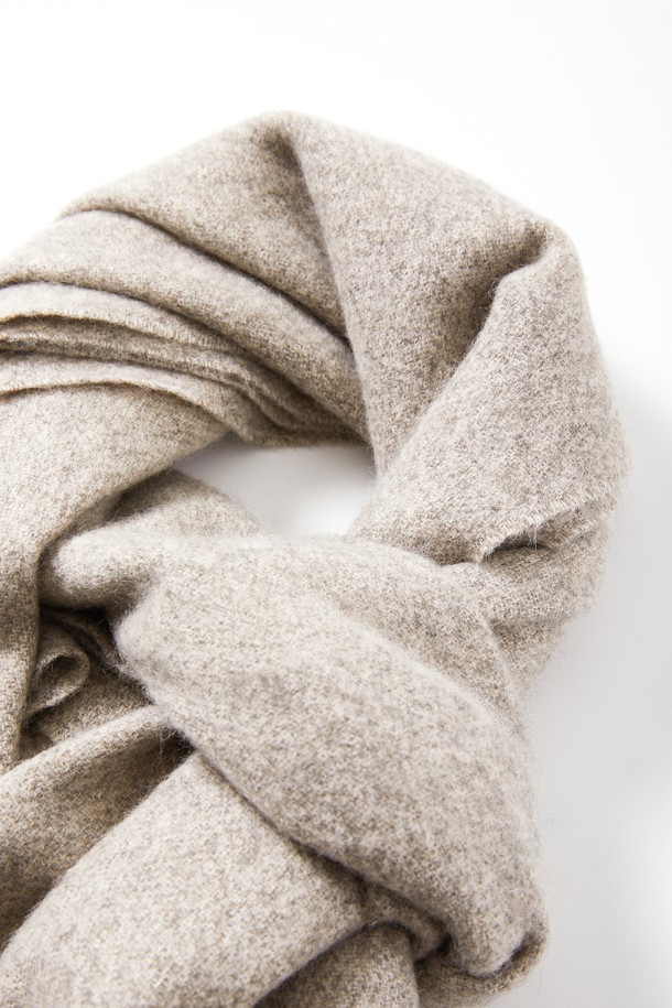 멀티컬러 보카시 머플러 CMU103은 블랙, 그레이, 아이보리, 베이지, 라이트브라운 5가지 색상으로 출시되어 겨울철 보온성을 책임지는 머플러입니다. 아크릴 소재로 제작되어 부드러운 촉감을 선사하며, 두꺼운 두께감과 보카시 무늬가 특징입니다. 출근룩과 연말 모임룩에 모두 잘 어울리는 클래식, 미니멀, 캐주얼 스타일을 연출할 수 있습니다. 수술 디테일이 포인트로 더해져 세련된 분위기를 더합니다. 데일리 머플러로 활용하여 따뜻하고 스타일리시한 겨울을 보내세요.
