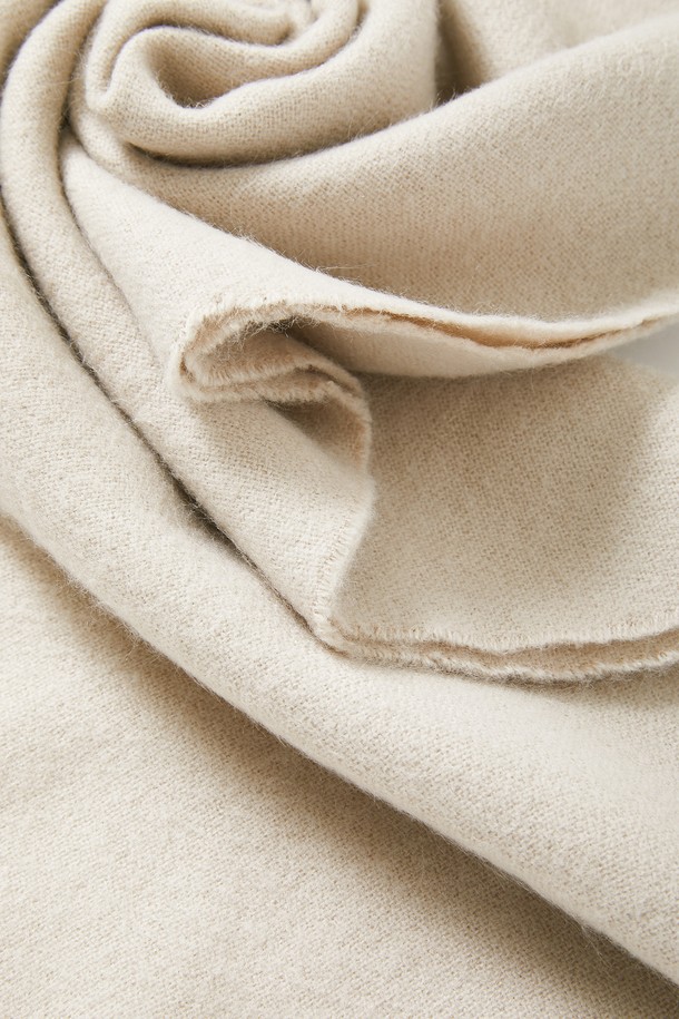 부드러운 아크릴 100% 소재로 제작되어 포근한 착용감을 선사하는 멀티컬러 보카시 머플러 CMU103입니다. 겨울철 추위를 막아주는 두꺼운 두께감으로 따뜻하게 착용할 수 있으며, 캐주얼 및 미니멀 스타일 모두 소화 가능한 베이직한 디자인입니다. 블랙, 그레이, 아이보리, 베이지, 라이트브라운 등 다양한 컬러 옵션으로 준비되어 있으며, 보카시 무늬와 수술 디테일이 포인트입니다. 남녀 공용으로 활용 가능하며, 일상에서 폭넓게 활용하기 좋은 머플러입니다.
