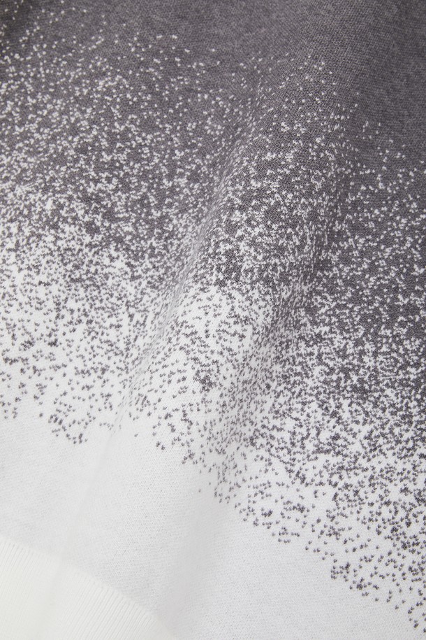 도트 그라데이션 라운드 니트 CNIT116은 남성용 상의 니트/스웨터입니다. 가을, 겨울 시즌에 어울리는 베이직하고 캐주얼한 스타일로, 출근룩과 비즈니스 캐주얼에 적합합니다. 라운드넥에 긴소매, 레귤러핏 디자인으로 제작되었으며, 비스코스, 폴리에스테르 혼방 소재로 부드러운 착용감과 좋은 신축성을 제공합니다. 블랙, 그레이 두 가지 컬러에 도트와 그라데이션 패턴이 돋보이는 레귤러 기장의 니트입니다. 캐주얼, 미니멀, 클래식 스타일을 연출하기 좋습니다.
