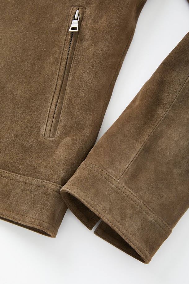 IKALOOK(이칼룩) 리얼 스웨이드 램스킨 집업 점퍼 CLJP129는 부드러운 촉감의 리얼 스웨이드 양가죽으로 제작된 남성용 점퍼입니다. 베이직한 디자인에 브라운 컬러로, 봄, 여름, 가을, 겨울 사계절 모두 활용 가능합니다. 세미슬림핏으로 제작되어 슬림한 실루엣을 연출하며, 히든 포켓과 지퍼 포켓을 더해 실용성을 높였습니다. 이탈리아산 원단을 사용하여 고급스러운 분위기를 더했으며, 안감은 폴리에스터 100%로 제작되었습니다. 클래식, 미니멀 스타일을 선호하는 남성에게 추천합니다.
