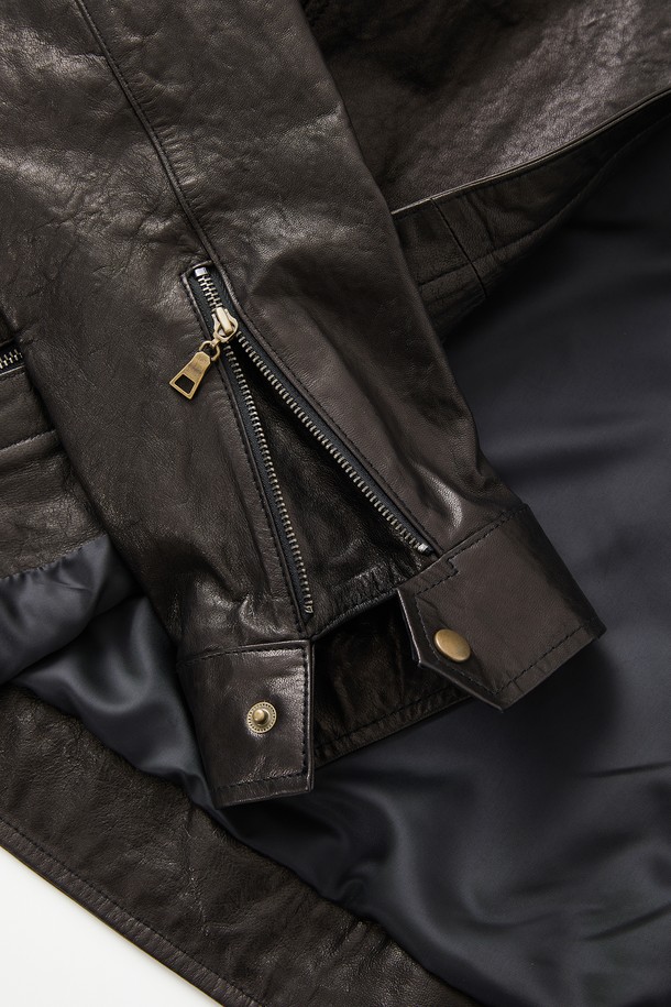 IKALOOK(이카룩) 미들넥 양가죽 집업 점퍼 CLJP101은 베이직한 스타일을 추구하는 당신을 위한 아우터입니다. 부드러운 양가죽과 폴리에스테르 혼방 소재로 제작되어, 봄, 여름, 가을, 겨울 사계절 내내 착용 가능합니다. 미들넥 디자인과 빈티지 스타일 칼라가 특징이며, 소매 지퍼 및 스트랩 버튼, 포켓 지퍼 디테일로 시크함을 더했습니다. 안감 처리가 되어 있어 편안한 착용감을 선사하며, 데이트룩 또는 겨울철 데일리룩에 활용하기 좋습니다. 클래식, 미니멀, 시크한 스타일을 연출해보세요.
