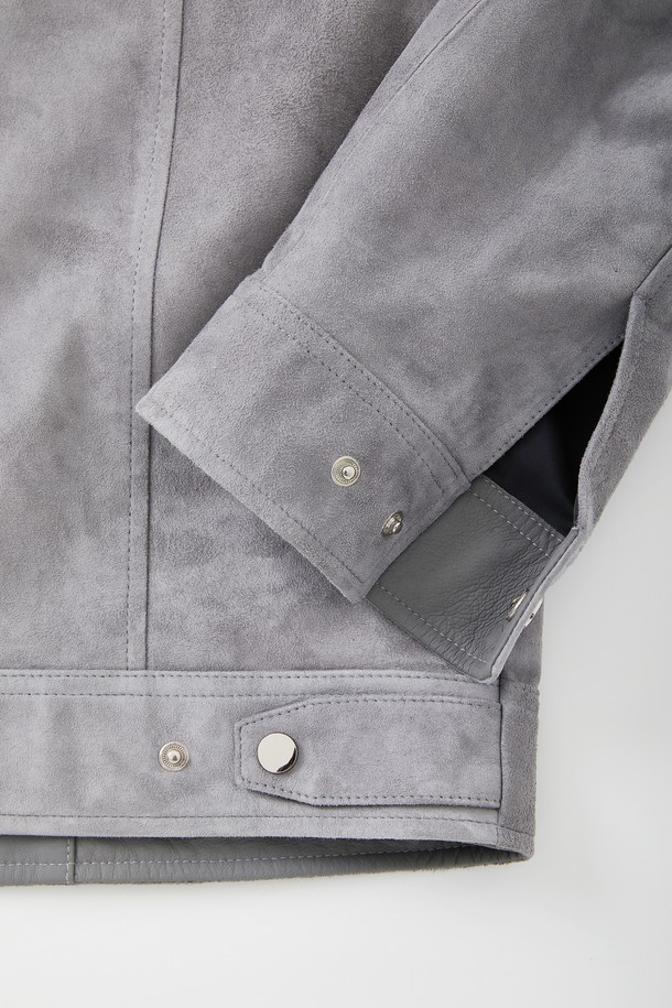 IKALOOK(이카룩) 양가죽 카라 집업 재킷 CLJP105는 남성용 양가죽 재킷입니다. 베이직한 스타일로, 봄, 여름, 가을, 겨울 사계절 모두 착용 가능하며, 데이트룩, 모임룩에 적합합니다. 그레이, 그린 두 가지 색상으로 출시되었으며, 부드러운 촉감의 양가죽 소재와 폴리에스터 안감을 사용하여 편안한 착용감을 제공합니다. 베이직핏에 레귤러 기장으로 제작되었으며, 집업 여밈 방식과 스냅버튼 포켓, 소매와 시보리 이중 원단, 안감 디테일로 완성도를 높였습니다. 클래식, 미니멀, 캐주얼 스타일 모두 소화 가능한 활용도 높은 아이템입니다.
