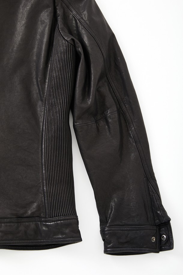 IKALOOK (이칼룩) 미들넥 코팅 램스킨 점퍼 CLJP106은 남성용 아우터 점퍼입니다. 베이직한 스타일의 블랙 컬러 무지 디자인으로, 봄, 여름, 가을, 겨울 사계절 착용 가능합니다. 양가죽 소재에 코팅 촉감으로 고급스러움을 더했으며, 미들넥 디자인과 지퍼 포켓, 소매 스냅 버튼 디테일이 특징입니다. 레귤러 기장에 베이직핏으로 제작되었으며, 데이트룩, 겨울 데일리룩, 클래식, 미니멀, 시크 스타일에 잘 어울립니다. 안감은 폴리에스터로 제작되었으며, 중량감 있는 두께감으로 안정적인 착용감을 선사합니다.
