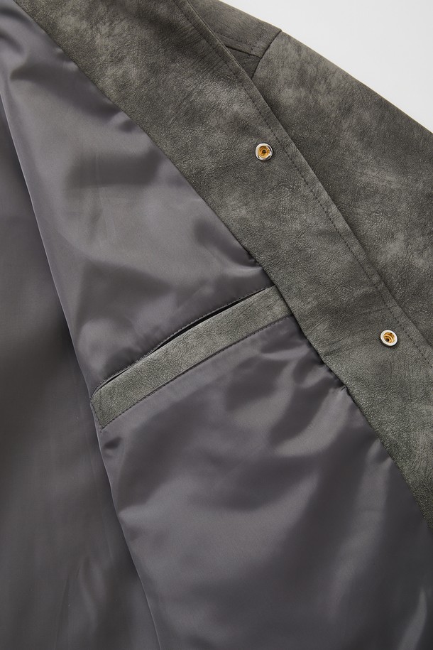 봄, 가을에 어울리는 오버핏 밴딩 에코레더 점퍼 CJP110입니다. 부드러운 촉감의 에코레더(합성가죽) 소재로 제작되었으며, 캐주얼한 무드의 그레이 컬러 무지 디자인입니다. 넉넉한 오버핏으로 편안한 착용감을 선사하며, 밴딩 및 스트라이프 립 디테일이 특징입니다. 데이트룩, 모임룩, 미니멀, 시크, 캐주얼 스타일 모두 소화 가능한 활용도 높은 아이템입니다. 긴 소매 기장의 집업 스타일 점퍼로 간절기 스타일링에 제격입니다.
