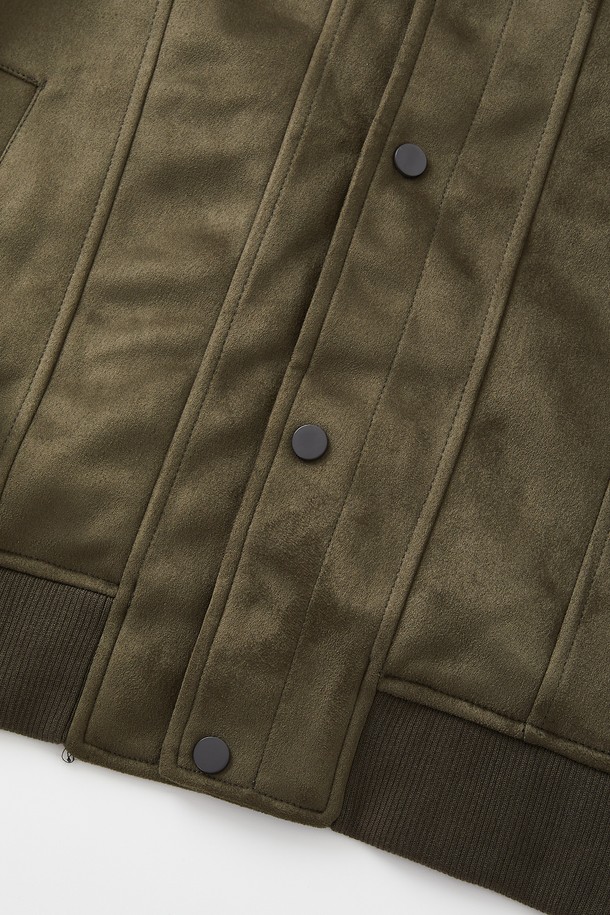 봄, 가을에 어울리는 '카라넥' 버튼 스웨이드 재킷 CJP111입니다. 부드러운 촉감의 스웨이드 소재로 제작되었으며, 레귤러 핏에 중간 두께감으로 간절기에 활용하기 좋습니다. 카키, 올리브 두 가지 색상으로 출시되어, 캐주얼 및 베이직 스타일을 연출하기 용이합니다. 긴 소매와 버튼 디테일이 돋보이며, 데일리룩에 포인트를 더해줍니다. 다양한 하의와 매치하여 클래식하고 미니멀한 무드를 즐겨보세요.
