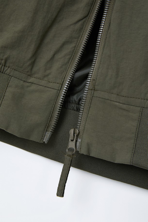 봄, 가을 간절기에 활용하기 좋은 미들넥 빅포켓 블루종 점퍼 CJP118입니다. 캐주얼하고 베이직한 스타일로, 데일리룩은 물론 출근룩까지 폭넓게 소화 가능합니다. 카키와 올리브 두 가지 색상으로 출시되어, 취향에 맞는 색상을 선택하여 연출할 수 있습니다. 중간 두께감으로 간절기 날씨에 적합하며, 넉넉한 레귤러핏으로 편안한 착용감을 선사합니다. 집업 스타일과 긴 소매, 빅포켓 디테일이 돋보이는 디자인입니다.
