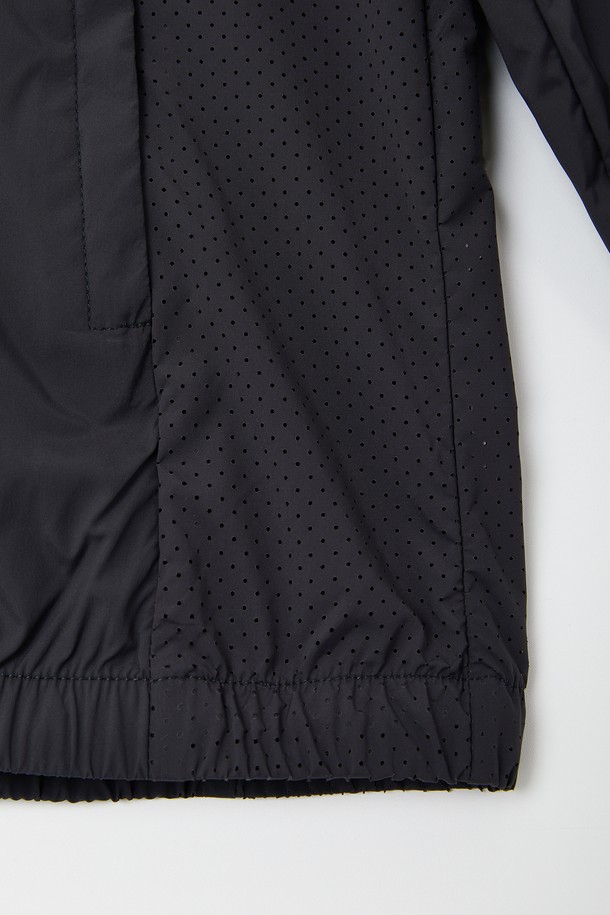 **퀵드라이 러닝 후드 집업 바람막이 CJP123**은 남성용 아우터로, 러닝, 일상, 스포츠 활동에 적합한 바람막이입니다. 네이비와 차콜 두 가지 색상으로 출시되었으며, 봄, 가을 계절에 착용하기 좋습니다. 얇고 부드러운 나일론과 스판덱스 혼방 소재로 제작되어 가볍고 편안한 착용감을 제공하며, 퀵 드라이 기능으로 땀을 빠르게 흡수하고 건조시켜 쾌적함을 유지합니다. 레귤러핏 디자인에 후드 타입, 집업 스타일로 활동성을 높였으며, 사이드 벤틸레이션과 통기성을 갖춰 운동 시에도 쾌적함을 유지합니다. 스포티하고 캐주얼한 스타일을 연출하며, 무지 패턴으로 어떤 옷에도 잘 어울립니다.
