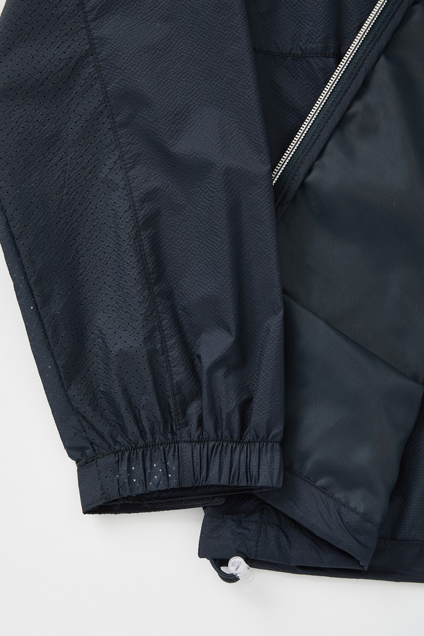 **후드 탈부착 퀵드라이 윈드브레이커 CJP119**는 남성용 아우터로, 봄, 여름, 가을 시즌에 적합한 윈드브레이커입니다. 튼튼한 나일론 소재로 제작되어 방풍 기능과 퀵드라이 기능을 갖춰 쾌적한 착용감을 제공합니다. 데일리웨어와 아웃도어 활동 모두에 활용 가능하며, 베이직하고 스포티한 스타일을 연출합니다. 네이비, 화이트, 다크 그린 세 가지 색상으로 출시되었으며, 탈부착 가능한 후드와 밑단 스트링 디테일로 실용성을 더했습니다. 여행, 산책, 등산 시 편안하고 스타일리시하게 착용할 수 있는 아이템입니다.
