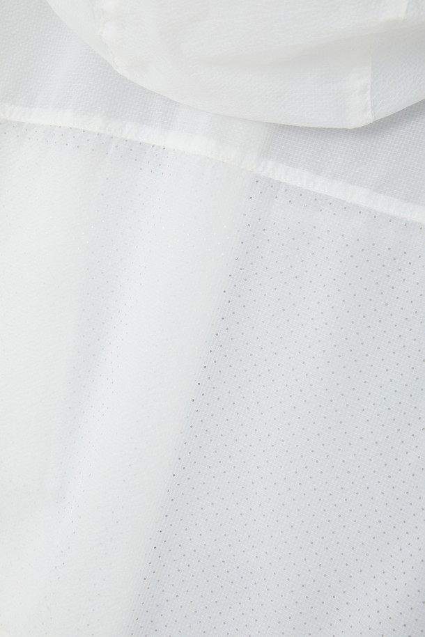 후드 탈부착 퀵드라이 윈드브레이커 CJP119는 다크그린, 네이비, 화이트 세 가지 색상으로 출시되어 데일리웨어와 아웃도어 활동에 적합한 윈드브레이커입니다. 얇은 두께의 나일론 소재로 제작되어 봄, 여름, 가을 간절기에 활용하기 좋으며, 튼튼한 촉감과 베이직한 디자인으로 캐주얼, 미니멀, 고프코어 스타일을 연출할 수 있습니다. 탈부착 가능한 후드와 밑단 스트링 디테일이 있어 다양한 스타일링이 가능하며, 속건 기능으로 쾌적함을 유지합니다. 여행룩, 산책룩, 캠핑룩 등 다채로운 TPO에 적합한 활용도를 자랑합니다.
