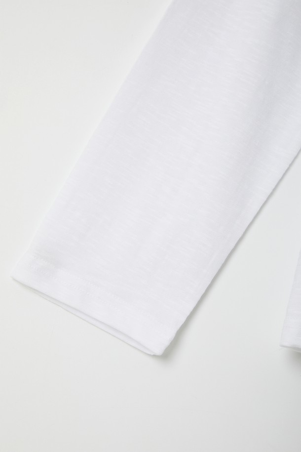 루즈핏 헨리넥 긴팔 티셔츠 CTEE113는 베이직하고 심플한 스타일의 공용 티셔츠입니다. 면 소재로 제작되어 부드럽고 가벼운 촉감을 선사하며, 봄, 가을에 데일리 또는 이너로 활용하기 좋습니다. 헨리넥 디자인과 루즈핏으로 편안한 착용감을 제공하며, 화이트, 베이지, 블랙, 네이비 등 4가지 컬러로 출시되었습니다. 집콕룩, 출근룩 등 다양한 TPO에 맞춰 미니멀, 캐주얼, 클래식 스타일을 연출할 수 있습니다. 이너 또는 단독으로 착용하여 다양한 스타일을 연출해 보세요.
