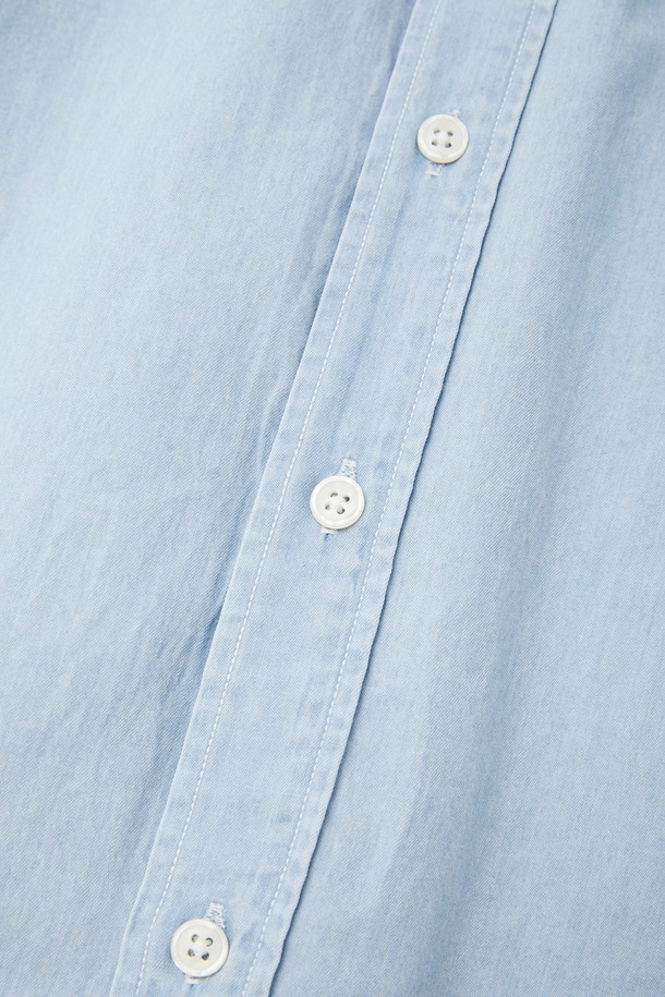 **봄여름 베이직 청 남방 CSH102**는 남성용 상의로, 봄과 여름에 적합한 얇은 두께의 루즈핏 셔츠입니다. 라이트블루와 블루 두 가지 색상으로 출시되었으며, 면 소재의 무지 디자인에 가슴 포켓과 소매 버튼 디테일이 돋보입니다. 차이나칼라와 긴 소매 기장으로 캐주얼하면서도 베이직한 스타일을 연출하며, 신축성은 없습니다.
