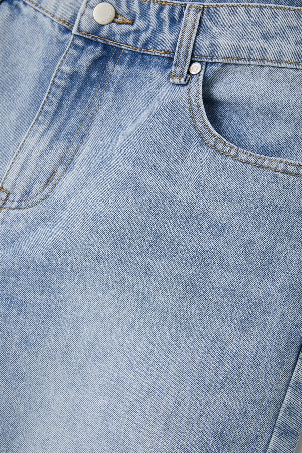 베이직 워싱 청 반바지 CSPT106은 남성용 레귤러핏 데님 반바지로, 라이트 블루, 그레이, 딥 블루 세 가지 컬러로 제공됩니다. 데님, 면, 폴리우레탄 혼방 소재로 제작되어 봄, 여름, 가을, 겨울 사계절 모두 착용 가능하며, 워싱 디테일과 신축성 있는 소재가 편안한 착용감을 선사합니다. 리벳 디테일, 가죽 패치, 클래식 데님 디자인으로 베이직하면서도 캐주얼한 스타일을 연출합니다.
