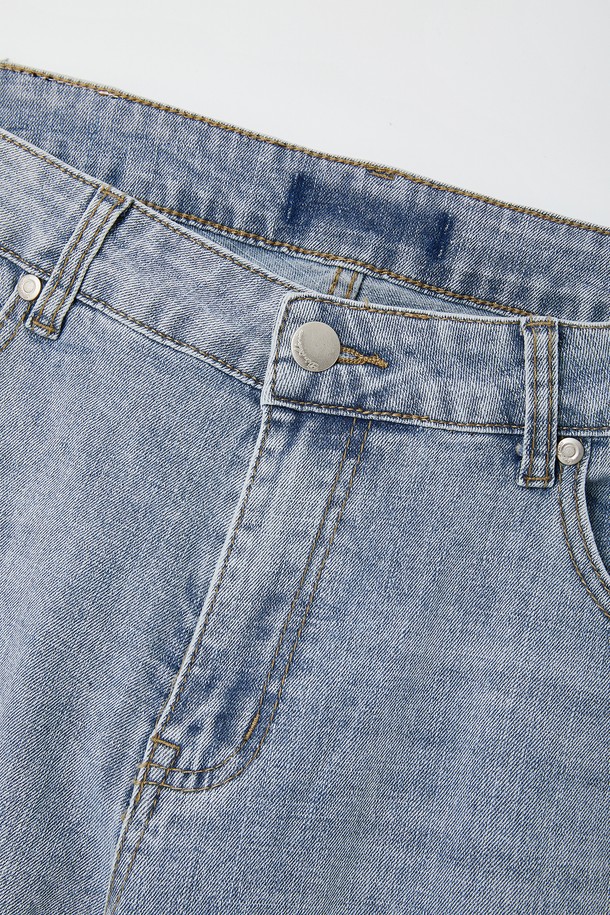 **7부 워싱 스판 데님 팬츠 CSPT107**

남성용 7부 워싱 스판 데님 팬츠로, 라이트 블루, 블루, 딥 블루 3가지 색상으로 만나보실 수 있습니다. 면과 스판 혼방 소재로 제작되어 편안한 착용감과 활동성을 자랑하며, 슬림핏, 레귤러핏, 와이드핏 등 다양한 핏을 선택할 수 있습니다. 7부 기장에 워싱 처리된 데님으로 캐주얼한 스타일을 연출하며, 스판 신축성, 포켓 라인 디테일, 가죽 패치 포인트로 포인트를 더했습니다.
