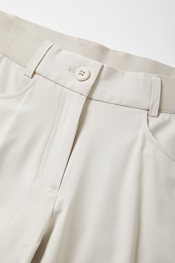 베이직한 컬러감의 여성 쿨링 밴딩 스판 조거 팬츠입니다. 부드러운 촉감의 폴리에스터와 폴리우레탄 혼방 소재로 제작되어 편안한 착용감을 선사하며, 릴랙스 핏과 밴딩 허리, 스판 신축성으로 활동성을 높였습니다. 캐주얼, 스포티 스타일의 조거 핏 긴바지로, 카고 포켓 디테일이 돋보여 일상 및 야외 활동에 활용하기 좋습니다.
