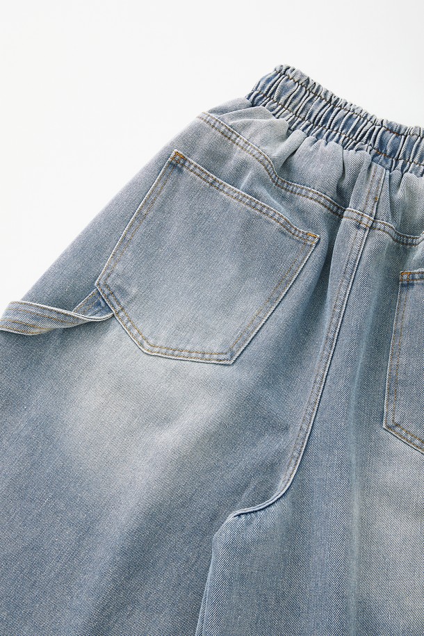 블루와 블랙 색상으로 출시된 와이드 카펜터 데님 하프 팬츠 CSPT120입니다. 면 소재로 제작되어 사계절 내내 편안하게 착용 가능하며, 캐주얼한 스타일을 연출하기 좋습니다. 5부보다 살짝 긴 하프 기장에 카펜터 포켓 디테일, 위싱 가공, 튼튼한 내구성이 특징인 와이드핏 데님 팬츠입니다.
