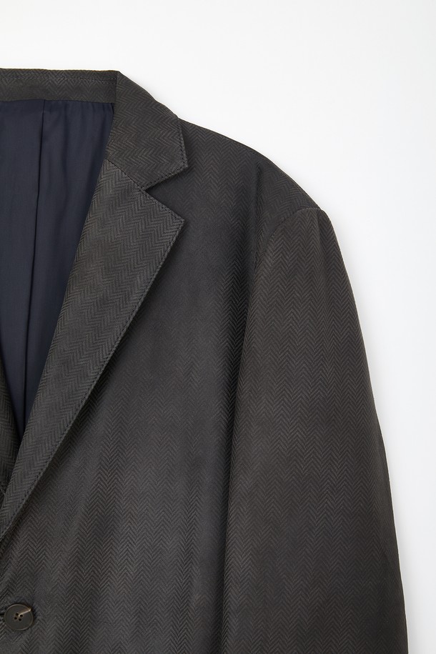 네이비 컬러의 램 크리스탈 패브릭 싱글 재킷 CLJP112입니다. 클래식 및 미니멀 스타일을 기반으로 제작되어 오피스룩, 비즈니스 캐주얼, 모임룩 등 다양한 TPO에 활용 가능합니다. 봄, 가을 시즌에 적합하며, 레귤러 핏과 긴 소매 기장으로 편안한 착용감을 선사합니다. 무지 패턴의 싱글 버튼 여밈 방식이며, 레귤러 기장의 자켓입니다.
